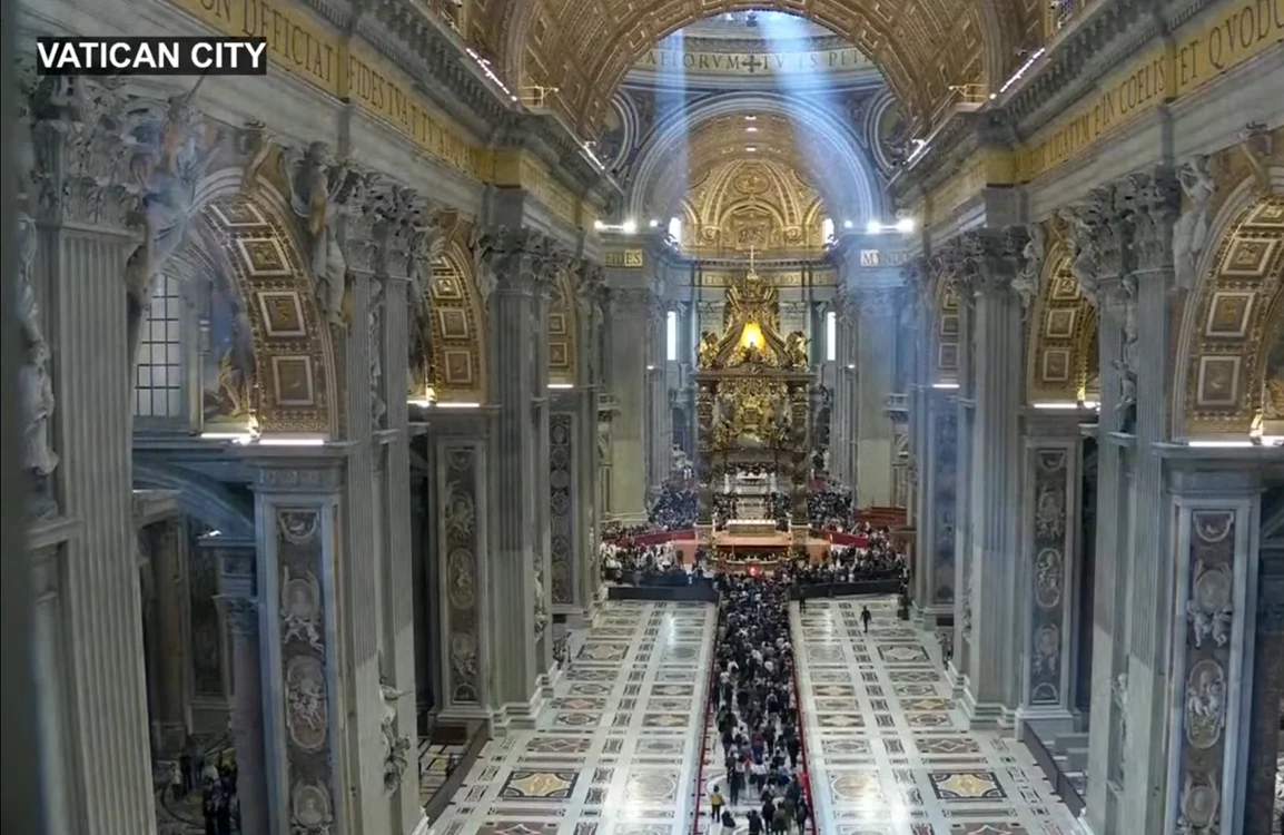 Zeci de mii de oameni așteptând să vadă sicriul deschis al Papei din Bazilica Sf Petru Vatican 