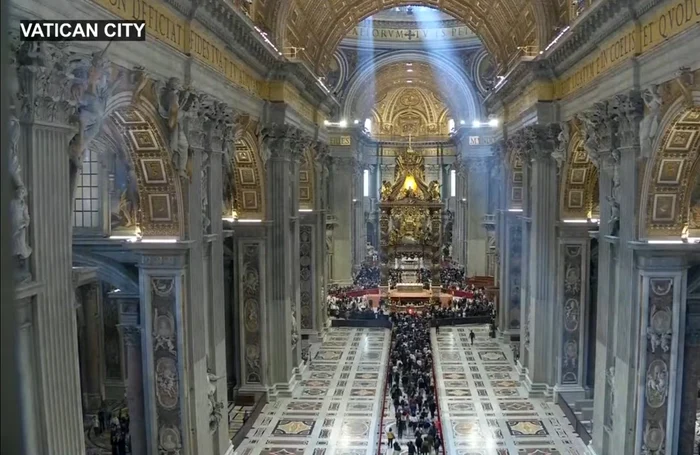Zeci de mii de oameni așteptând să vadă sicriul deschis al Papei din Bazilica Sf Petru Vatican 