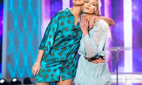 Laura Giurcanu i a fost alături surorii sale în gala Bravo, ai stil jpeg