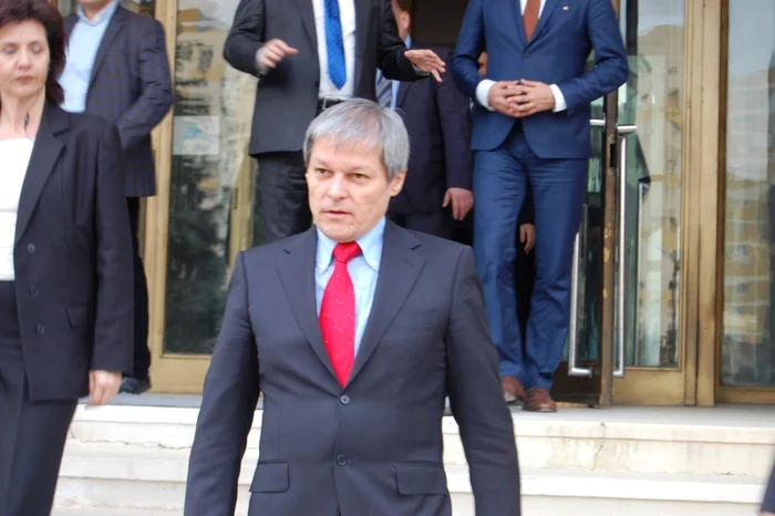 Dacian Cioloş a acceptat demsiai ministrului Aura Răducu FOTO Adevărul