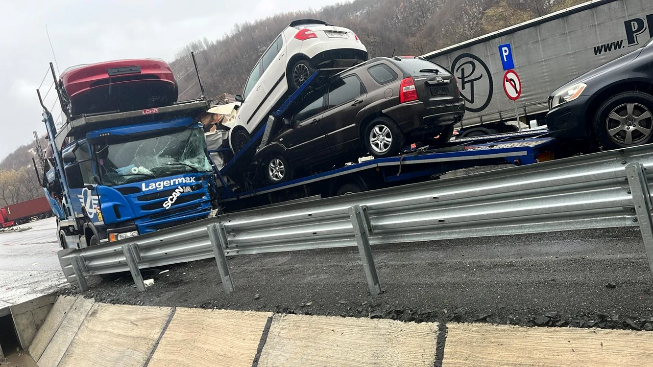 Mașini care nu au fost bine asigurare în timpul transportului și s-au dus una peste alta