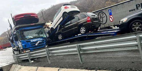 Accident pe Valea Oltului în zona Boița Sibiu în urma coliziunii a două TIRuri încărcate cu mașini Foto IPJ Sibiu