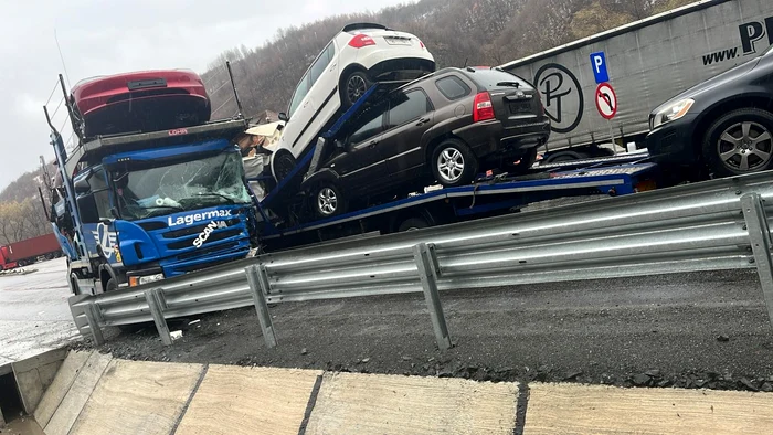 Mașini care nu au fost bine asigurare în timpul transportului și s-au dus una peste alta