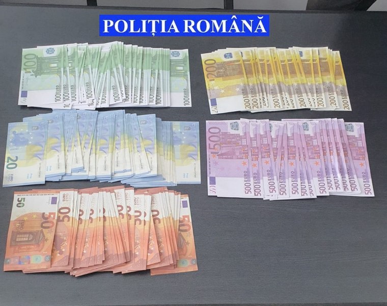 Cumpărături cu bancnote de 100 de lei false, făcute de două tinere. Ce au găsit polițiștii în sacoșele lor