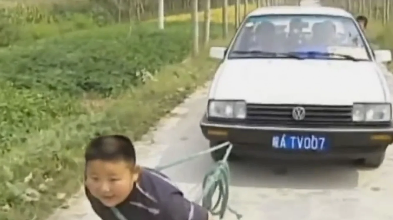 Yang Jinlong poate trage de mașini care cântăresc tone