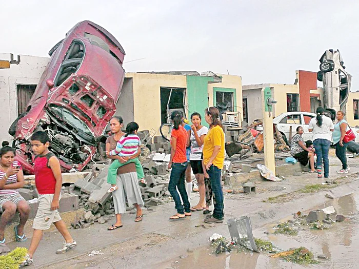 Maşinile au fost aruncate de vânt pe clădiri
