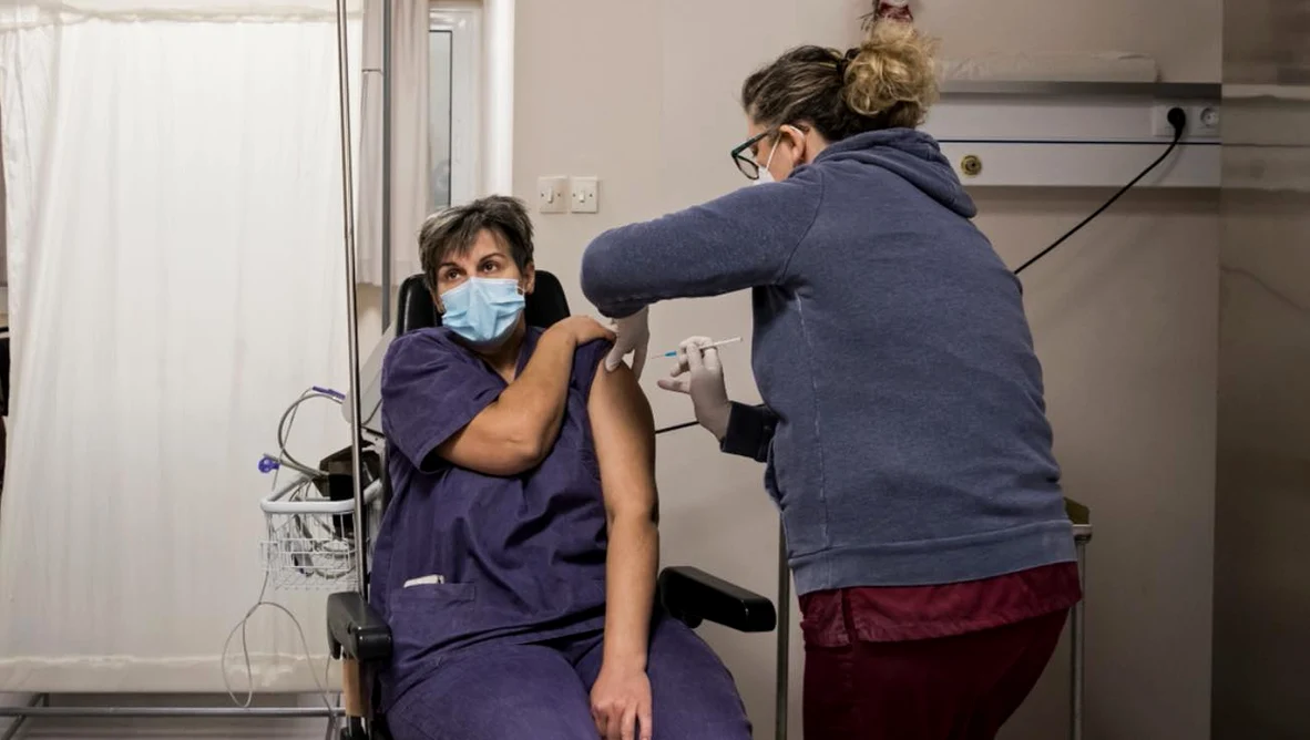 Grecii de peste 60 de ani, vaccinați doar cu 2 doze, considerați neimunizați. / Foto: Shutterstock