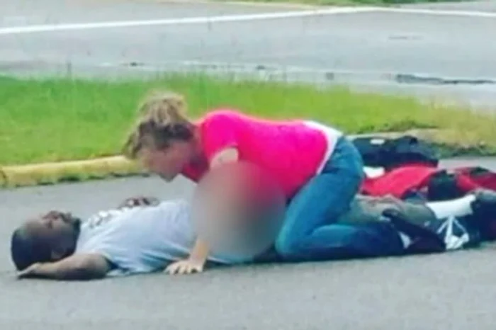 Femeii nu i-a păsat că barbatul era inconștientFoto: captură video