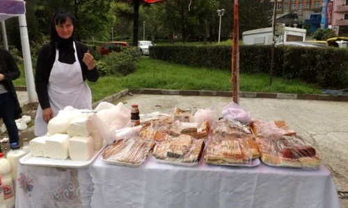 Comerciaţii au venit cu produse în Băile Herculane şi au vânzări bune  (Foto: Corina Macavei) jpeg