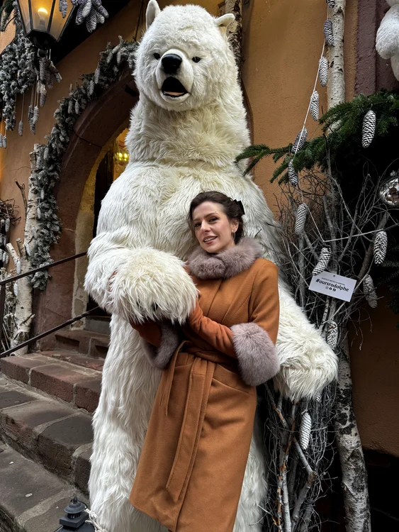 Simona Țăranu a prins drag de un urs polar de jucărie