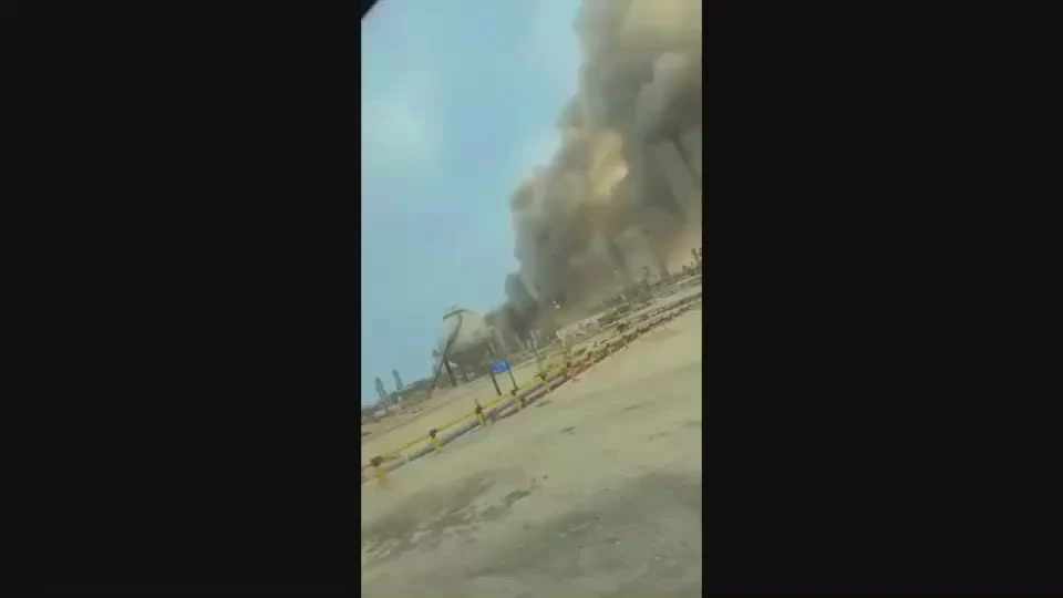 Lovitură în inima industriei petroliere saudite: rafinăria Ras Tanura, atacată cu drone. Piețele energetice intră în alertă