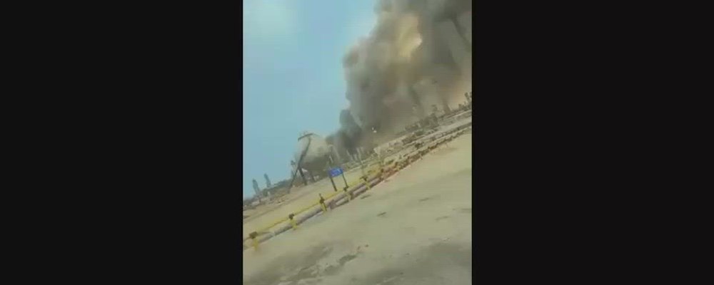 Lovitură în inima industriei petroliere saudite: rafinăria Ras Tanura, atacată cu drone. Piețele energetice intră în alertă