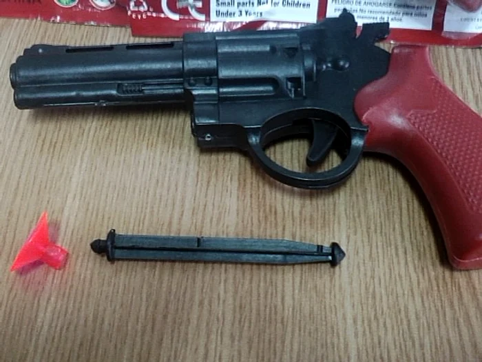 Ventuza pistolului se poate desprinde usor de pe tija