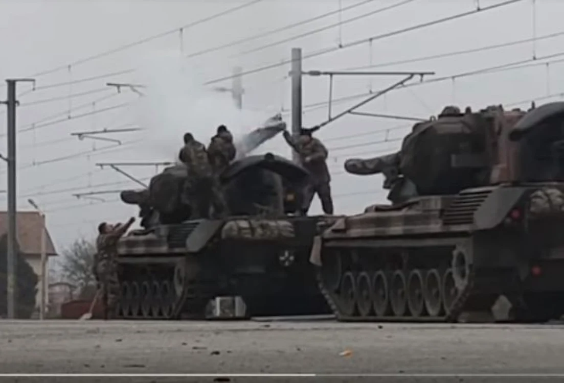 Momentul în care militarul electrocutat este coborât de pe tanc de colegii săi