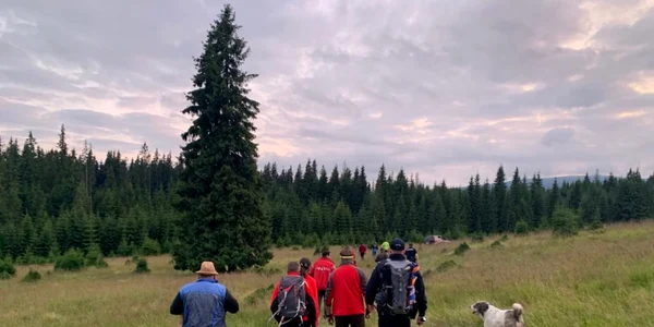 o parte din echipa care a placat in cautarea ursului care a atacat  o stână
