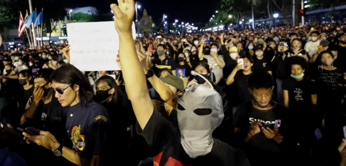 Protestatarii au folosit salutul cu trei degete, din filmul „Hunger Games. Salutul a devenit un simbol al sfidării guvernului thailandez încă de la lovitura de stat militară din 2014. FOTO EPA