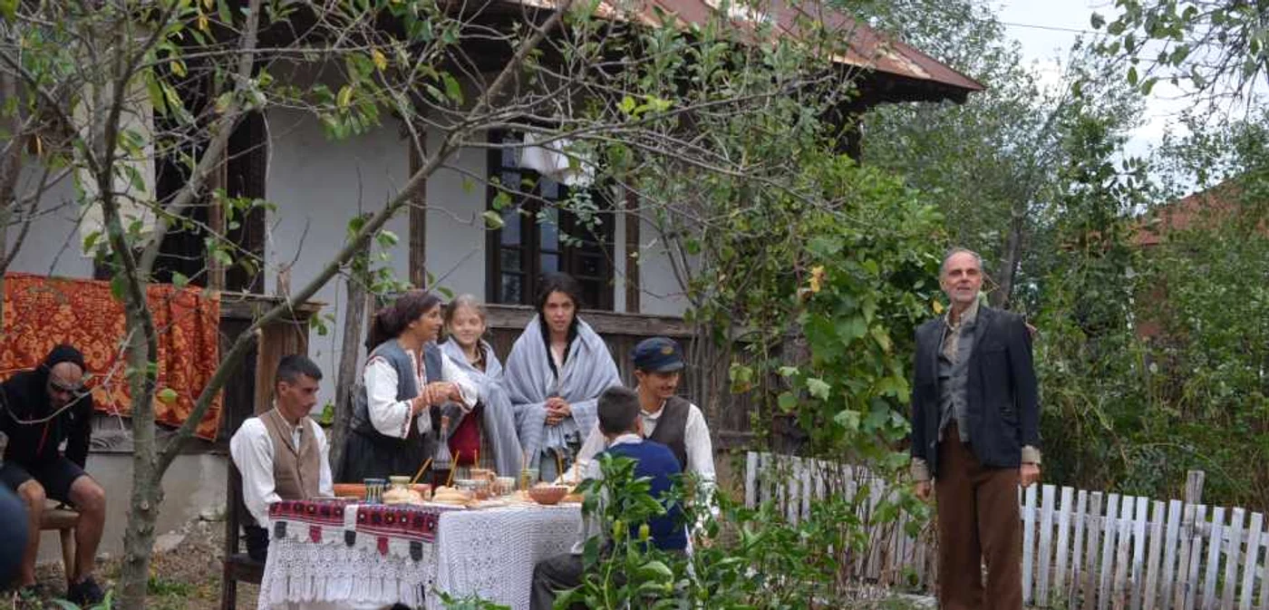 Actorii din Moromeţii 2 în faţa casei lui Ilie Moromete din Talpa