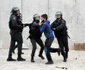 Confruntări între poliţişti si oamenii care protestează în faţa şcolii  Ramon Llull  din Barcelona. FOTO Guliver/Gettyimages