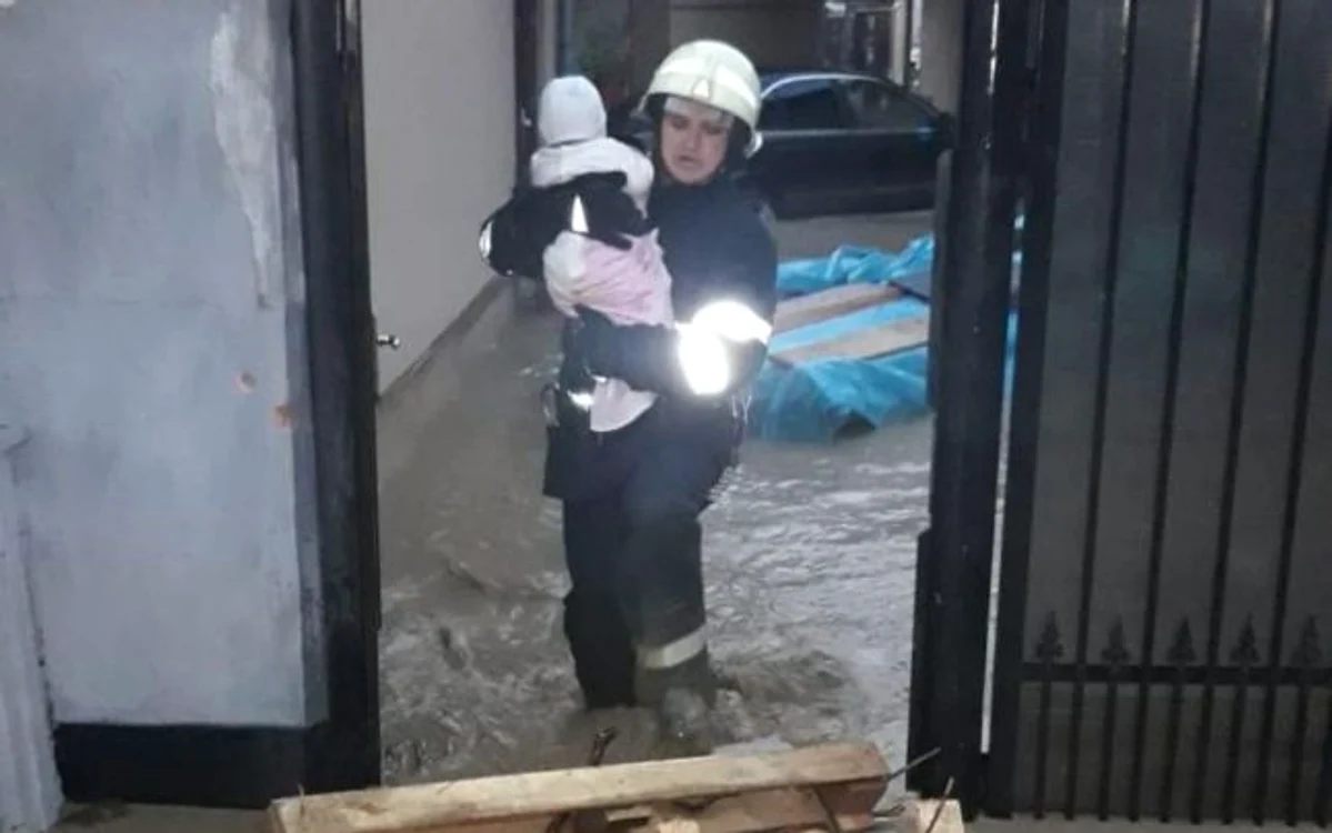 Andrei Claudiu Mitrofan a salvat o familie cu un bebeluş. FOTO: IGSU