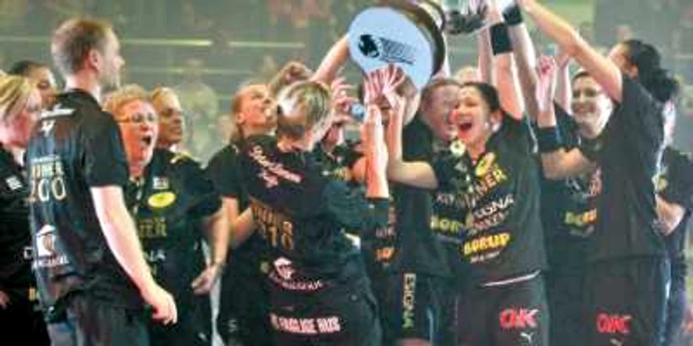 Cristina Vărzaru (centru) a avut un an de excepţie în care cea mai mare realizare a sa a fost câştigarea Ligii Campionilor cu Viborg 
