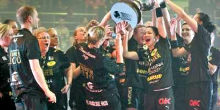 Cristina Vărzaru (centru) a avut un an de excepţie în care cea mai mare realizare a sa a fost câştigarea Ligii Campionilor cu Viborg