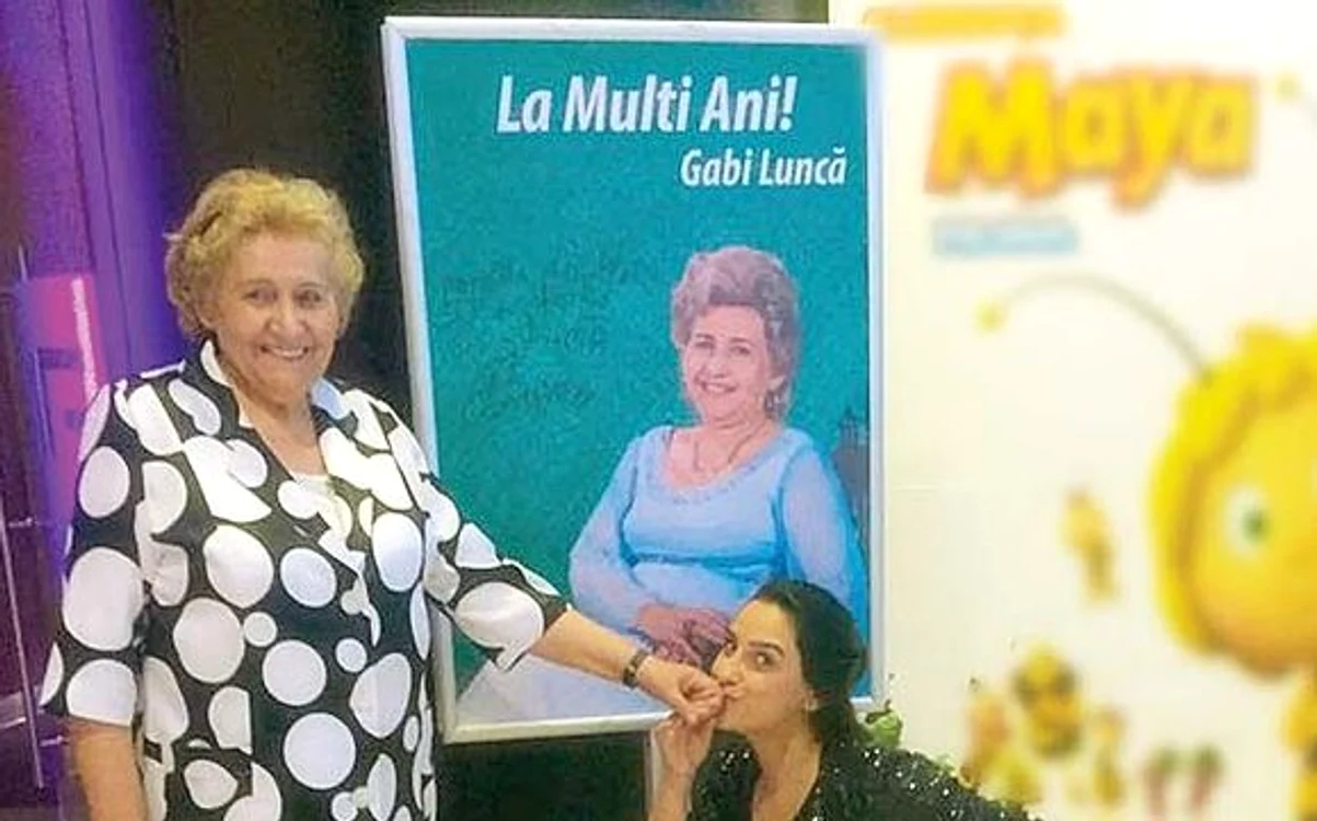 
    Gabi Luncă s-a emoționat când fiica ei, Rebecca, i-a sărutat mâna Foto Arhivă Personală  