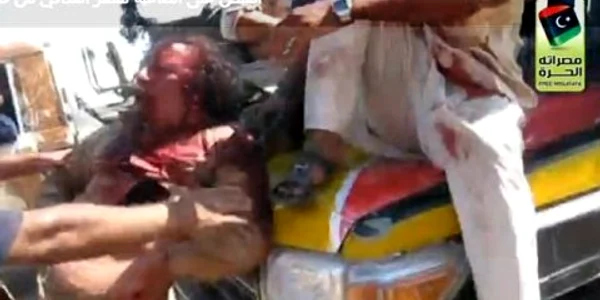 Gaddafi a murit după ce a fost împuşcat în cap şi în piept, spun rebelii