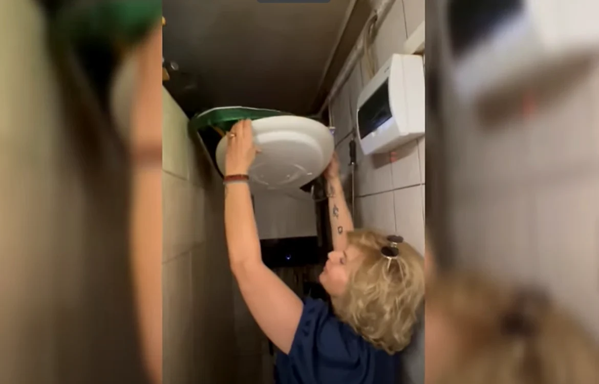 Capacul de WC era depozitat deasupra cuptorului. FOTO captură video Ziua de Constanța