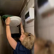 capac WC   gasit pe cuptorul unui restaurant Captura Youtube png