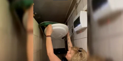 capac WC   gasit pe cuptorul unui restaurant Captura Youtube png