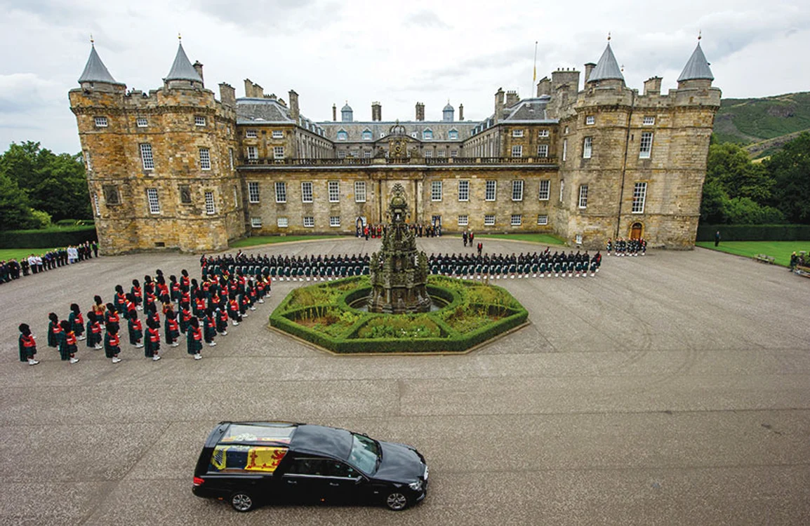 Mașina purtând sicriul regal a ajuns duminică la Palatul Holyroodhouse din Edinburgh. Foto: Getty