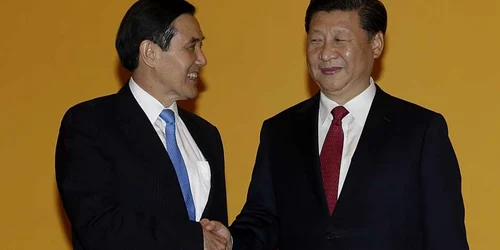 Preşedinţii chinez Xi Jinping şi taiwanez Ma Ying-jeou îşi dau mâna într-o întâlnire istorică FOTO AP