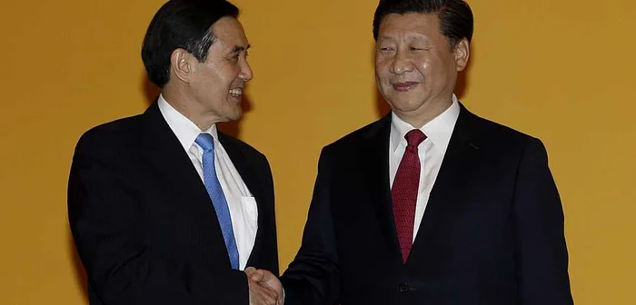 Preşedinţii chinez Xi Jinping (dreapta) şi taiwanez Ma Ying-jeou (stânga) îşi dau mâna într-o întâlnire istorică FOTO AP