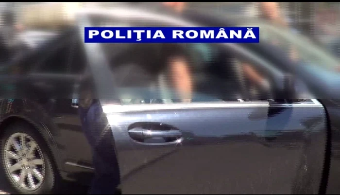 Maşina suspectului este verificată de poliţişti Foto: IPJ Galaţi