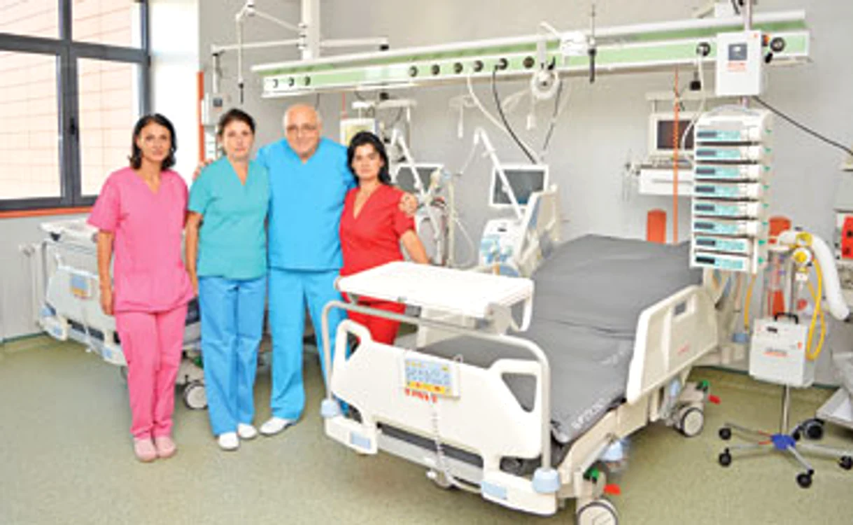 
    Prof. dr. Dan Mircea Enescu, directorul Spitalului de copii “Grigore Alexandrescu”, alături de asistente în secţia de Terapie Intensivă  
