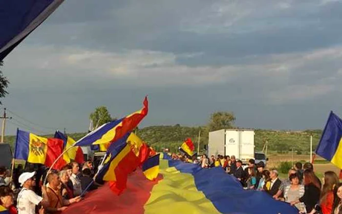 Manifestanţii au întins un steag uriaş la intrarea în Vama Leuşeni