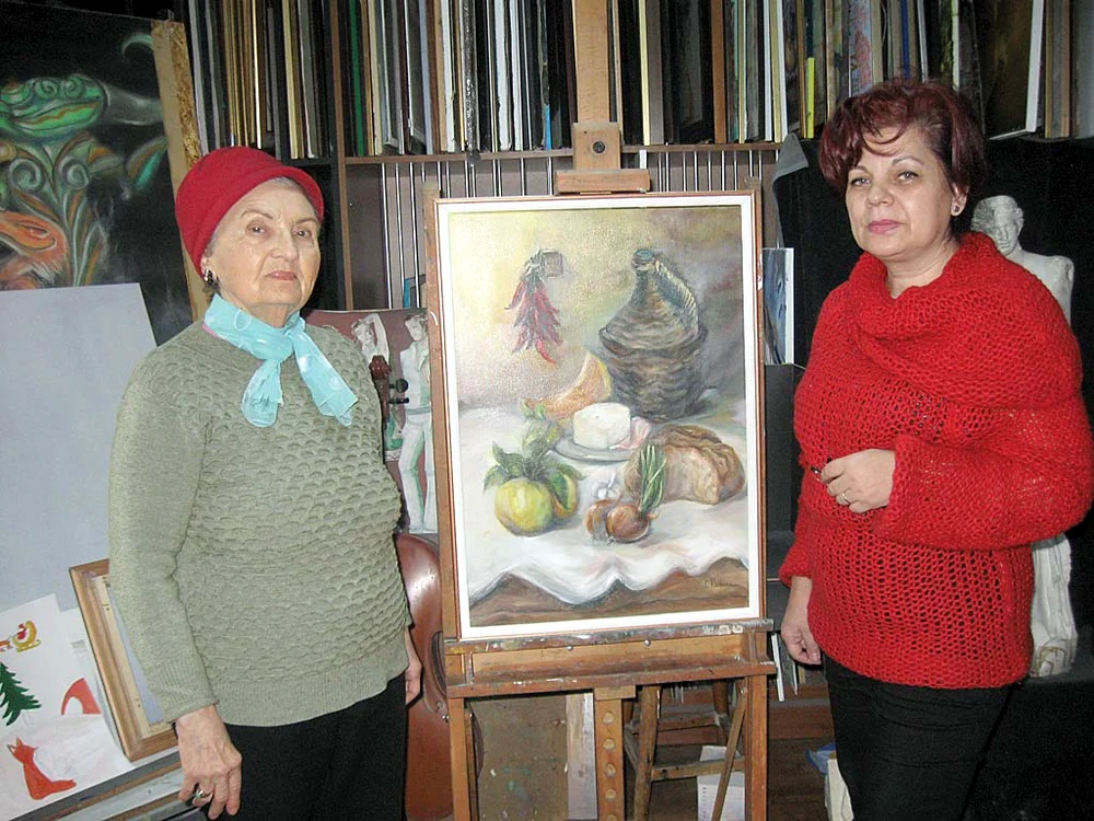 Alături de Olimpia Ştefan,  profa de pictură