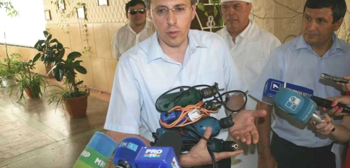 Primarul Dorin Chirtoacă a plecat cu patru bormaşini de la spitalul de copii „Valentin Ignatenco“