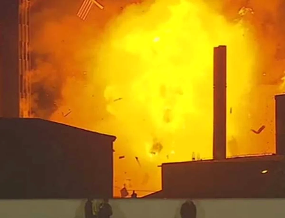 
    Explozia a avut loc la finalul meciului de fotbal FC Braşov - Râmnicu Vâlceafoto: captură Digi Sport   