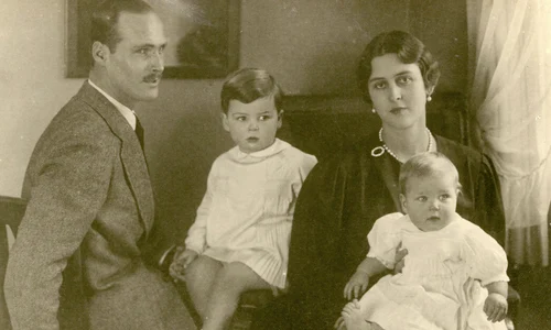 sora Prințului Philip, Prințesa Cecilie a Greciei și Danemarcei, cu soțul ei, Ducele Georg Donatus de Hesse, și doi dintre copii   profimedia 0166574647 jpg