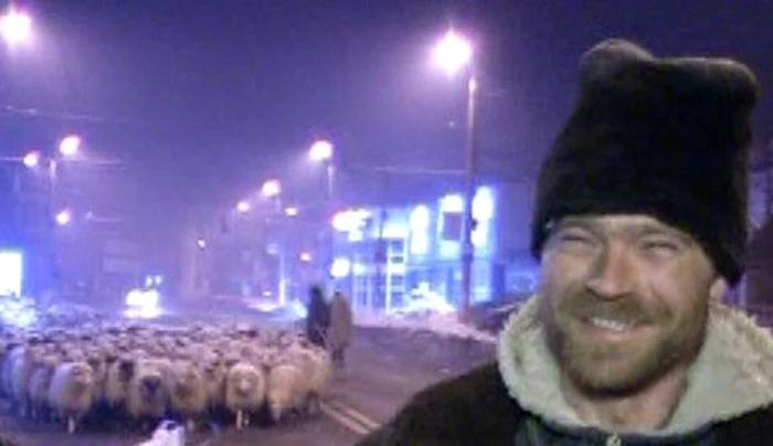 Ciobanul s-a amuzat la întrebările legate de prezenţa lui împreună cu oile prin oraş Foto: bzi.ro