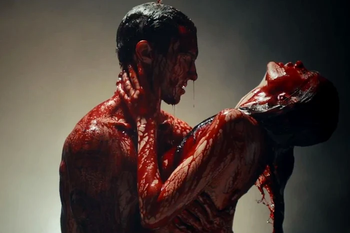 Adam Levine şi Behati Prinsloo s-au lăsat mânjiţi de sângefoto: captură video