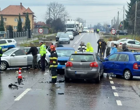 Patru mașini au fost implicate. FOTO ISU Argeș