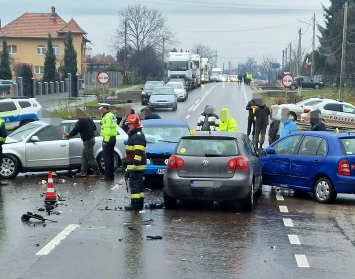 Patru mașini au fost implicate. FOTO ISU Argeș