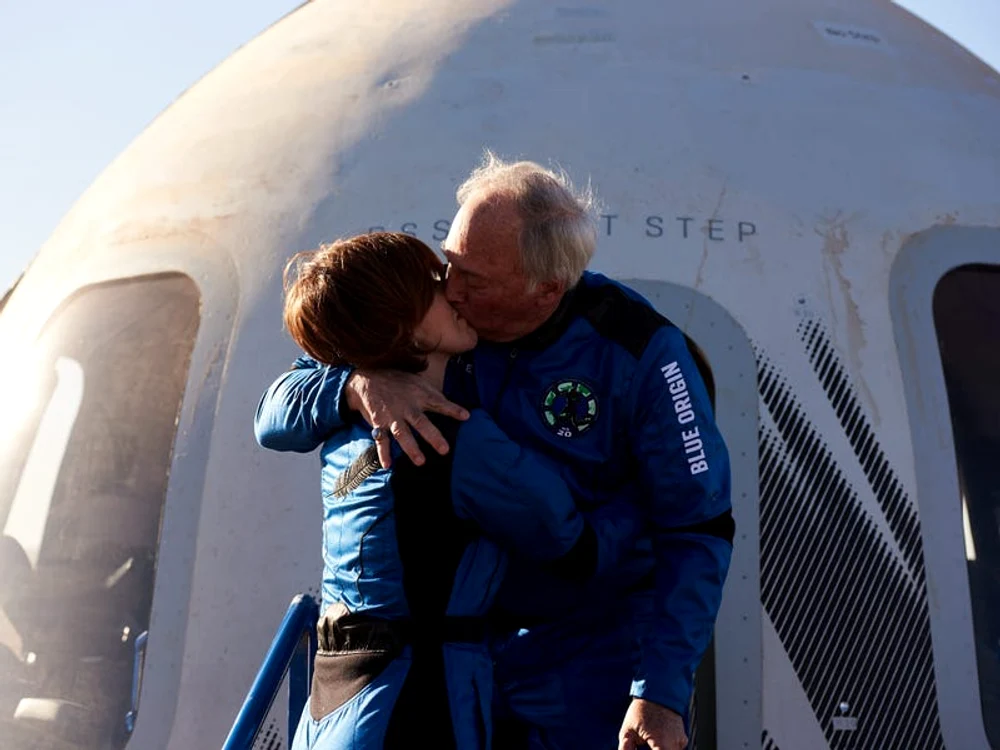  Sharon și Marc Hagle se sărută în fața capsulei spațiale, după un zbor spațial FOTO Blue Origin