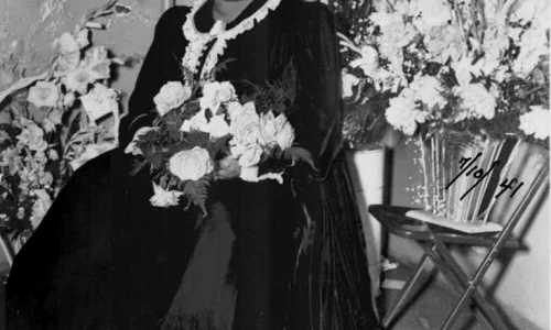 Hattie McDaniel devine prima persoană de culoare care câștigă un Premiu Oscar, pentru rolul din „Pe aripile Vântului” jpeg