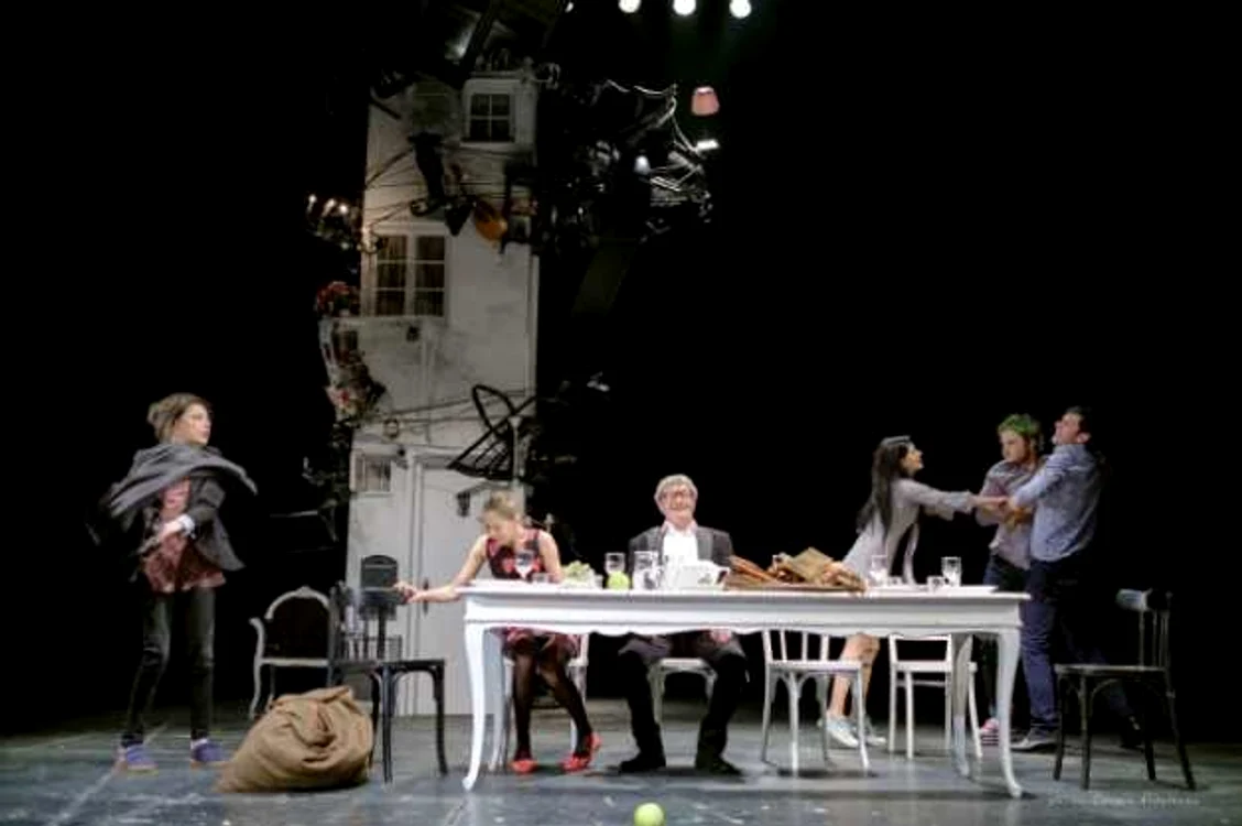Scenă din piesa Avarul, montată de Teatrul Toma Caragiu din Ploieşti
