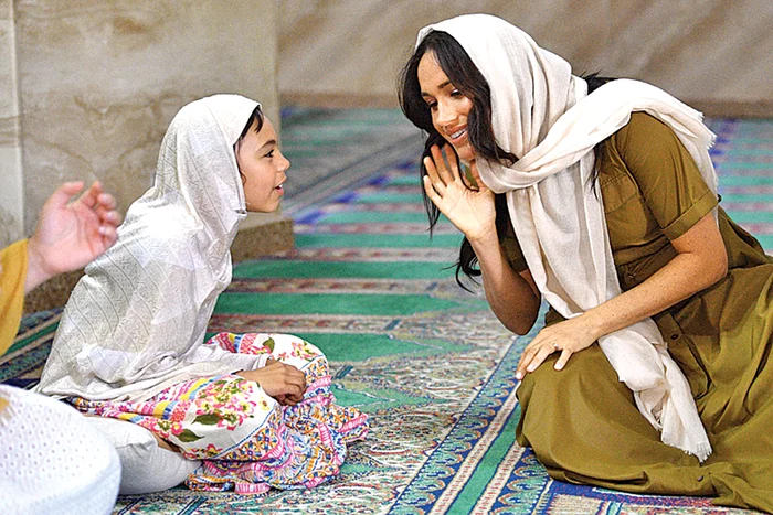 Meghan a purtat o năframă în timpul vizitei la Moscheea Auwal, din Cape Town