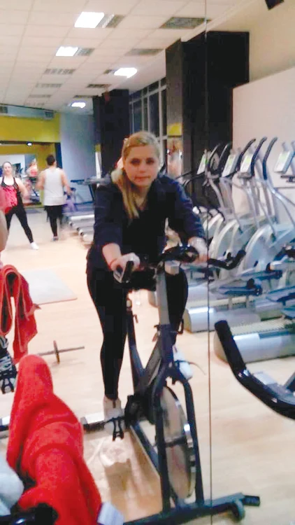 Merge la sală de  trei ori pe săptămână
