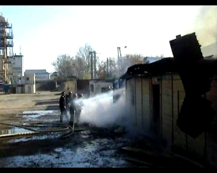 Pompierii au reuşit să stingă focul în aproape trei ore